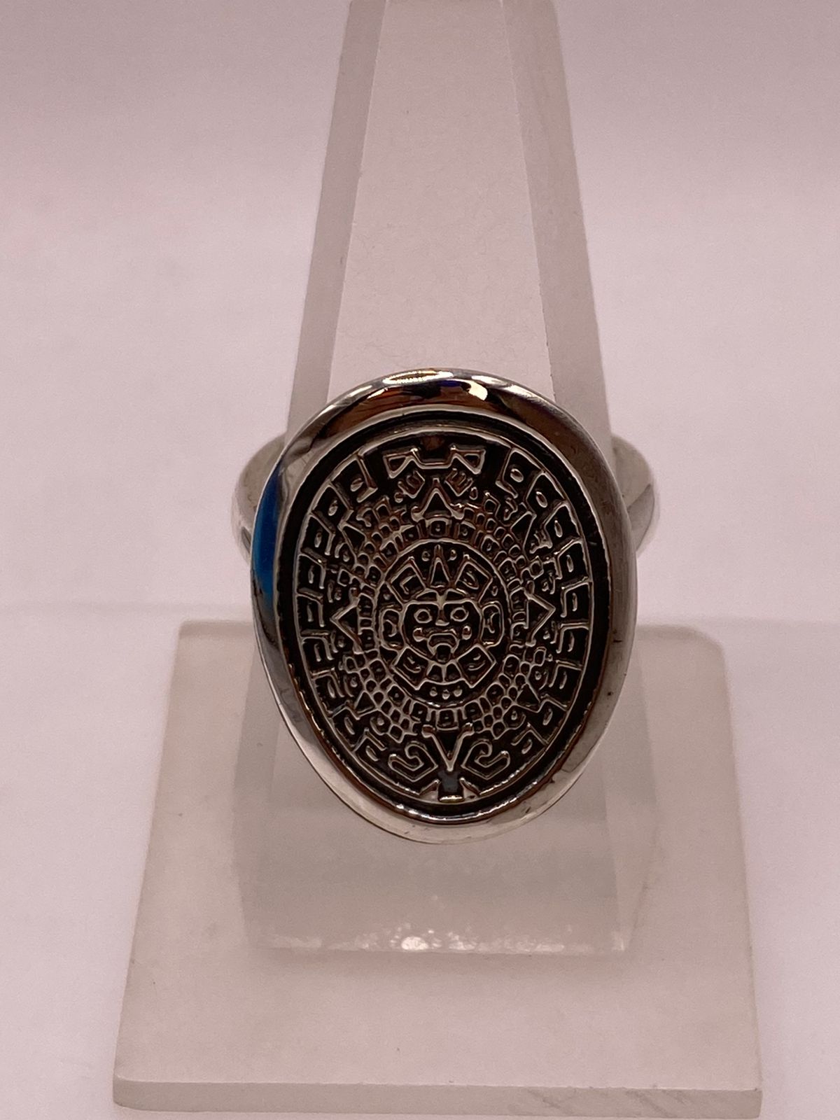 Anillo Artesanal en Plata con Calendario Azteca Grabado, vista de detalle