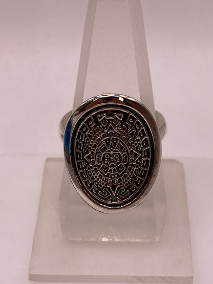 Anillo Artesanal en Plata con Calendario Azteca Grabado, vista de detalle