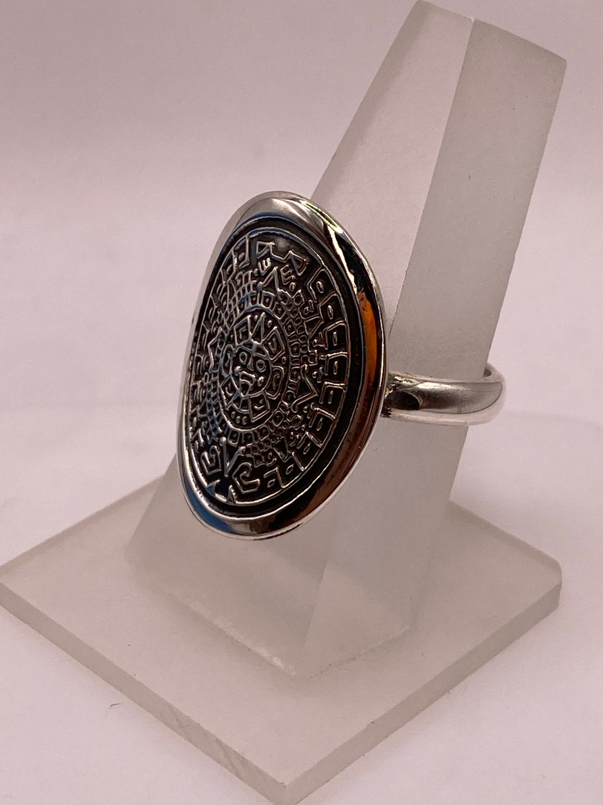 Anillo Artesanal en Plata con Calendario Azteca Grabado, vista frontal