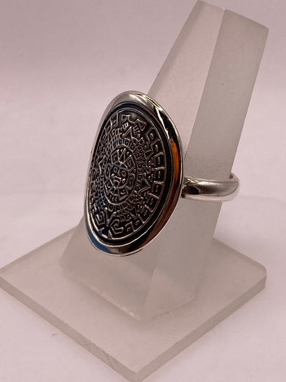 Anillo Artesanal en Plata con Calendario Azteca Grabado, vista frontal