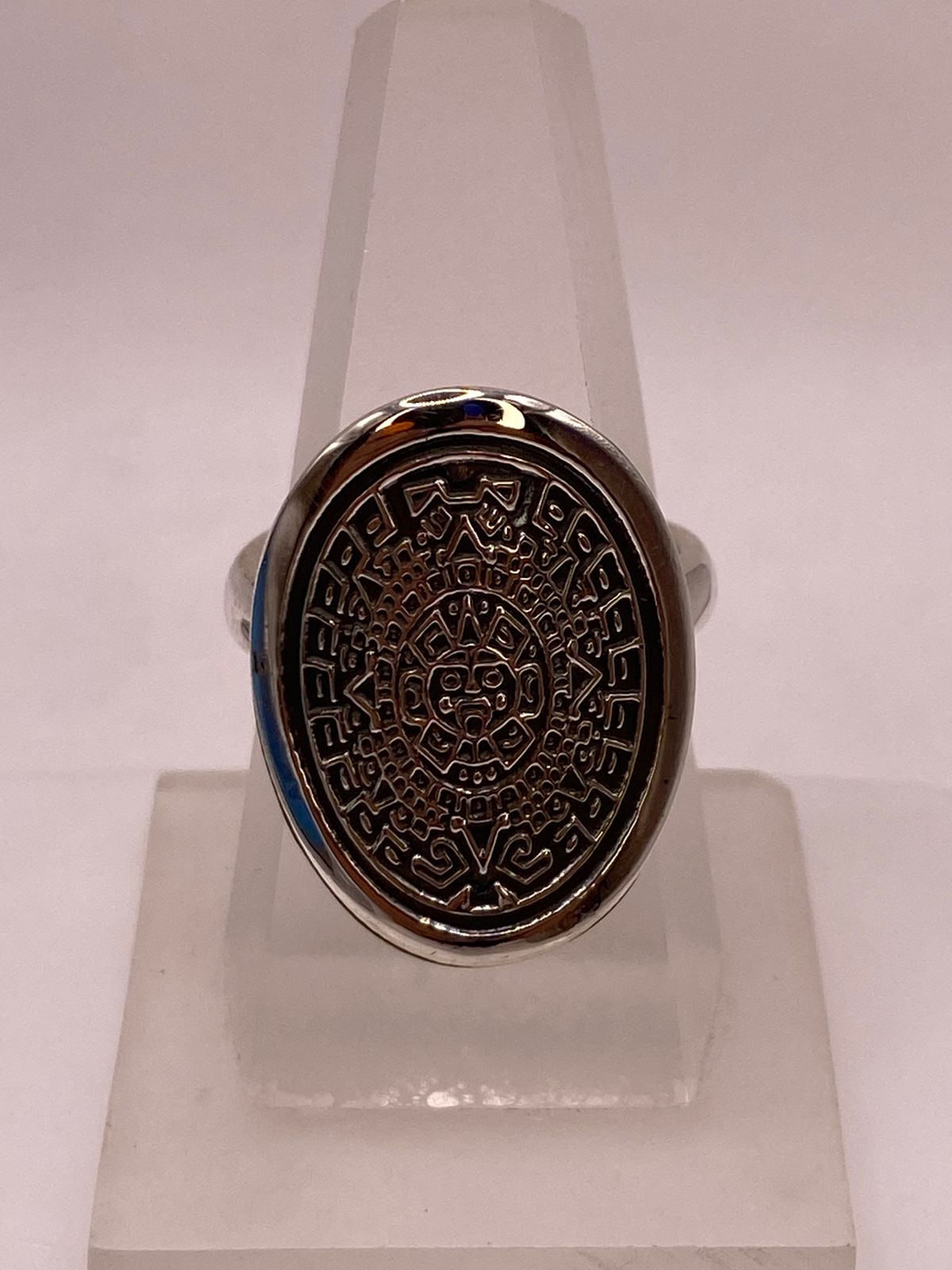 Anillo Artesanal en Plata con Calendario Azteca Grabado — ángulo diagonal