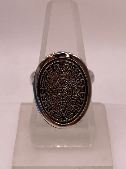 Anillo Artesanal en Plata con Calendario Azteca Grabado — ángulo diagonal