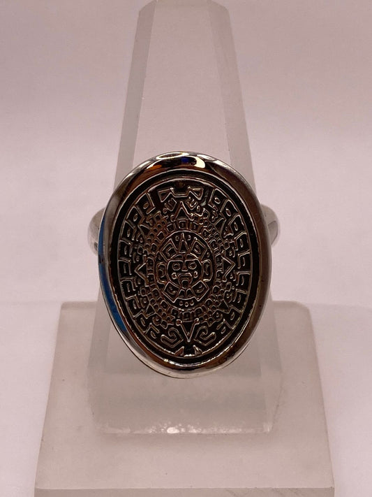 Anillo Artesanal en Plata con Calendario Azteca Grabado — ángulo diagonal