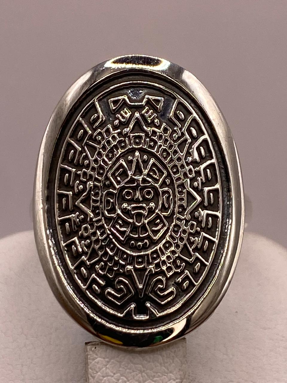 Anillo Artesanal en Plata con Calendario Azteca Ovalado, sello de autenticidad Plata Ley .925