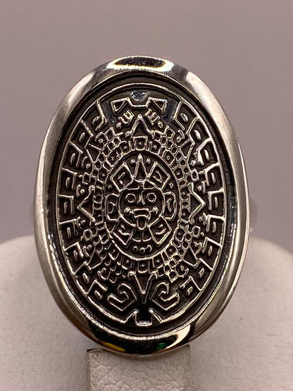 Anillo Artesanal en Plata con Calendario Azteca Ovalado, sello de autenticidad Plata Ley .925