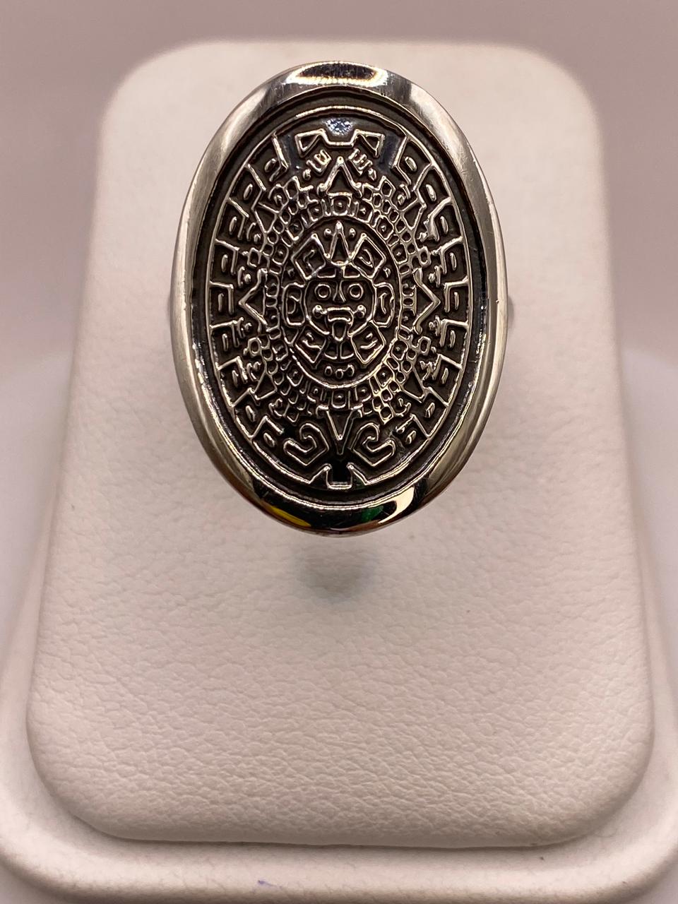 Anillo Artesanal en Plata con Calendario Azteca Ovalado, vista frontal