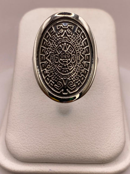 Anillo Artesanal en Plata con Calendario Azteca Ovalado, vista frontal