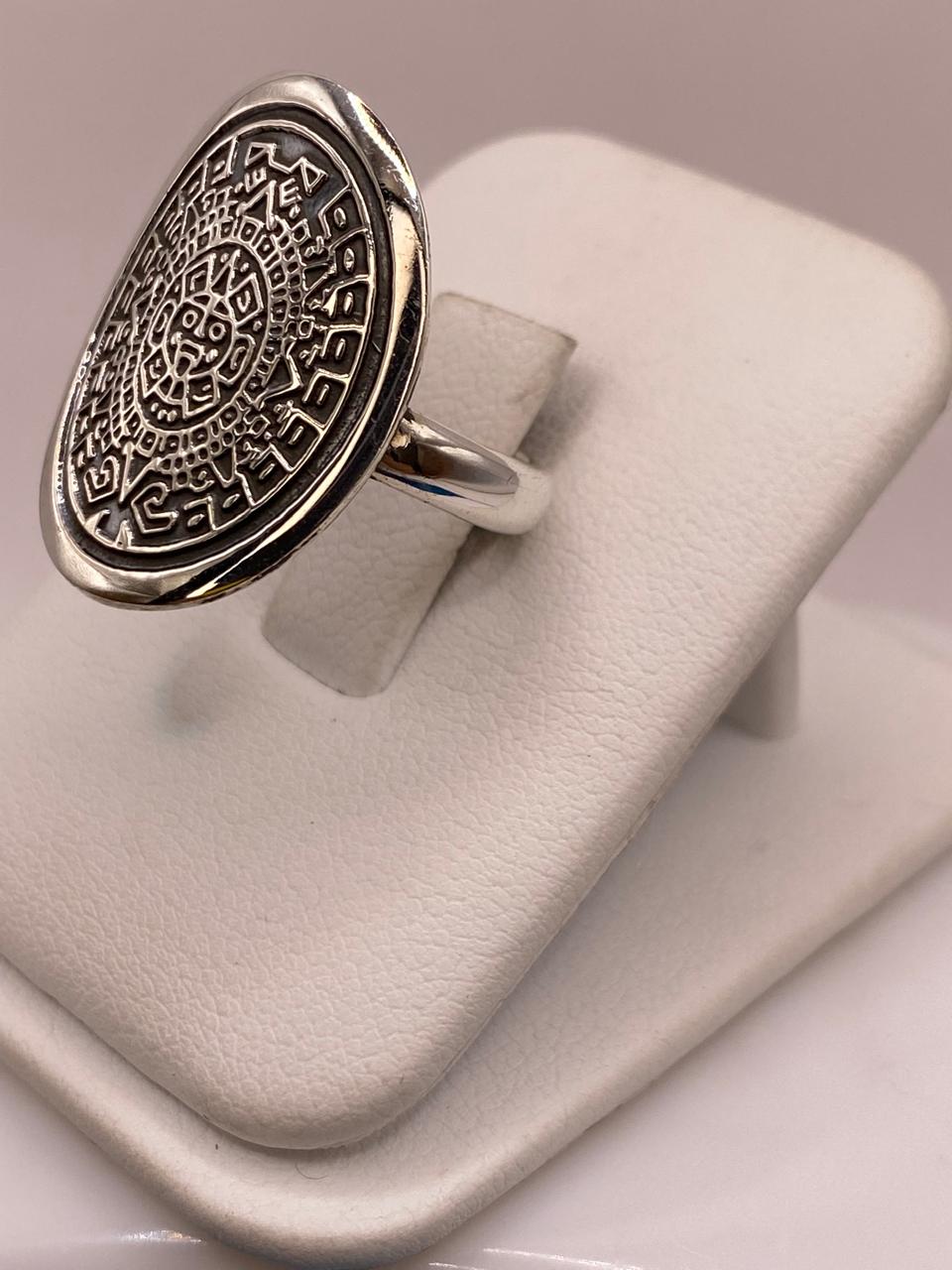 Anillo Artesanal en Plata con Calendario Azteca Ovalado, vista lateral