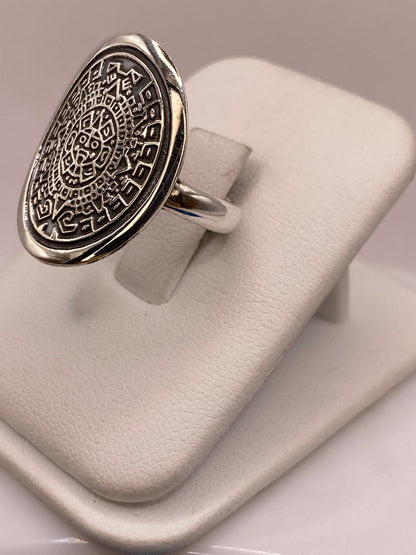 Anillo Artesanal en Plata con Calendario Azteca Ovalado, vista lateral