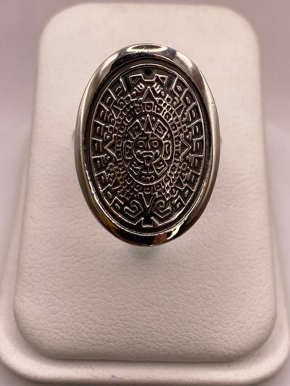 Anillo Artesanal en Plata con Calendario Azteca Ovalado — ángulo diagonal