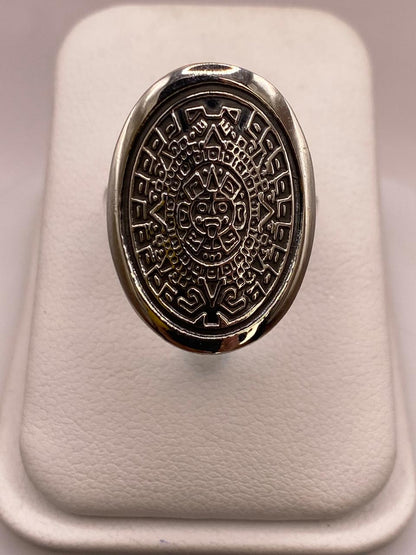 Anillo Artesanal en Plata con Calendario Azteca Ovalado — ángulo diagonal