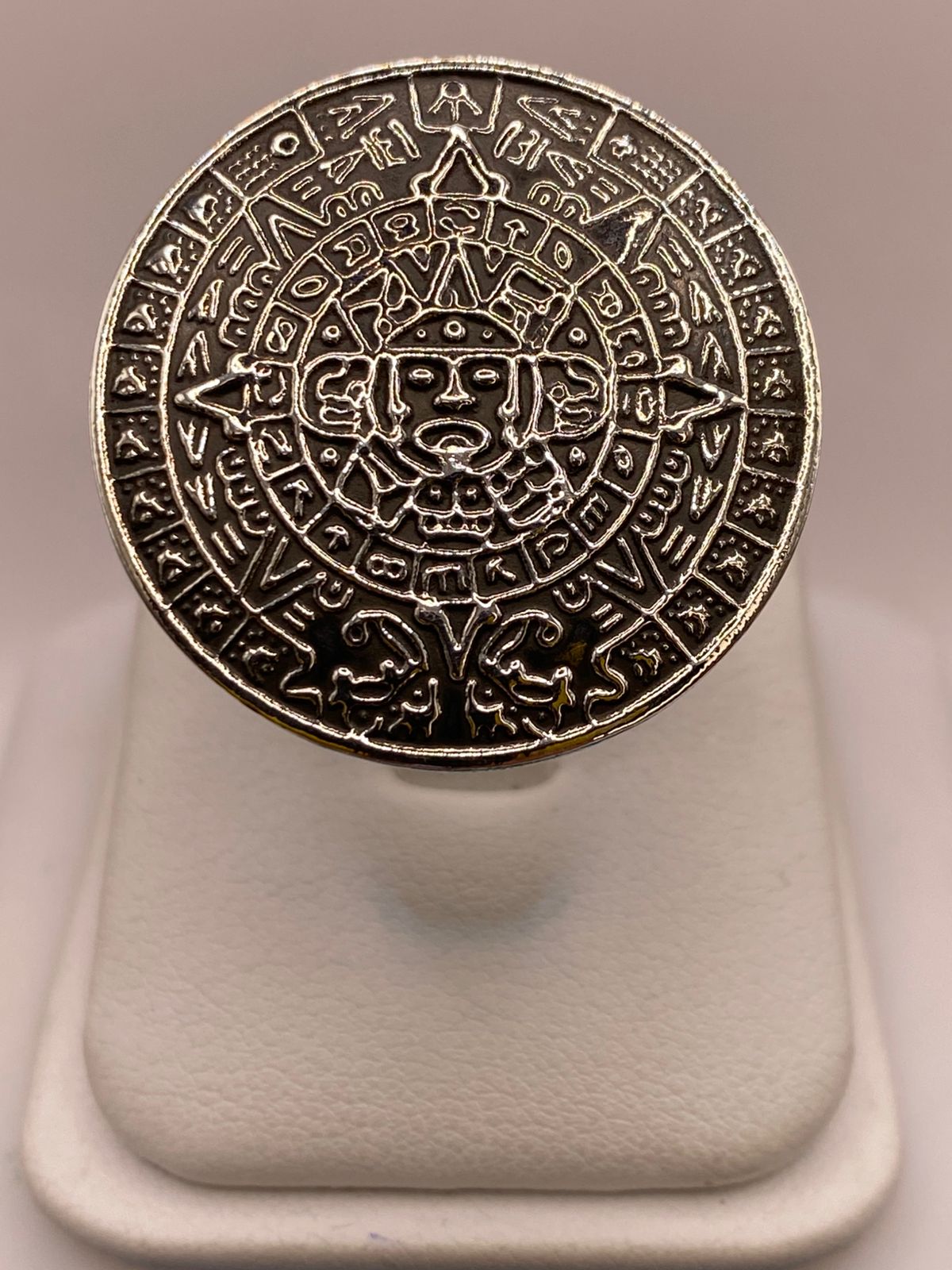 Anillo Artesanal en Plata con Calendario Azteca en Relieve, vista lateral