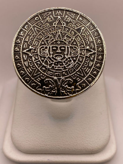 Anillo Artesanal en Plata con Calendario Azteca en Relieve, vista lateral