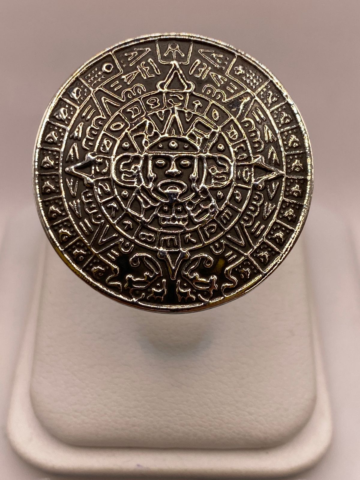Anillo Artesanal en Plata con Calendario Azteca en Relieve — ángulo diagonal