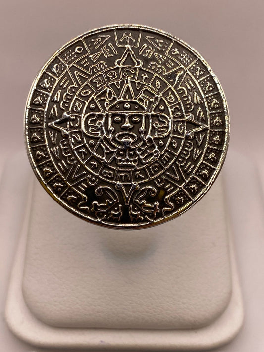 Anillo Artesanal en Plata con Calendario Azteca en Relieve — ángulo diagonal