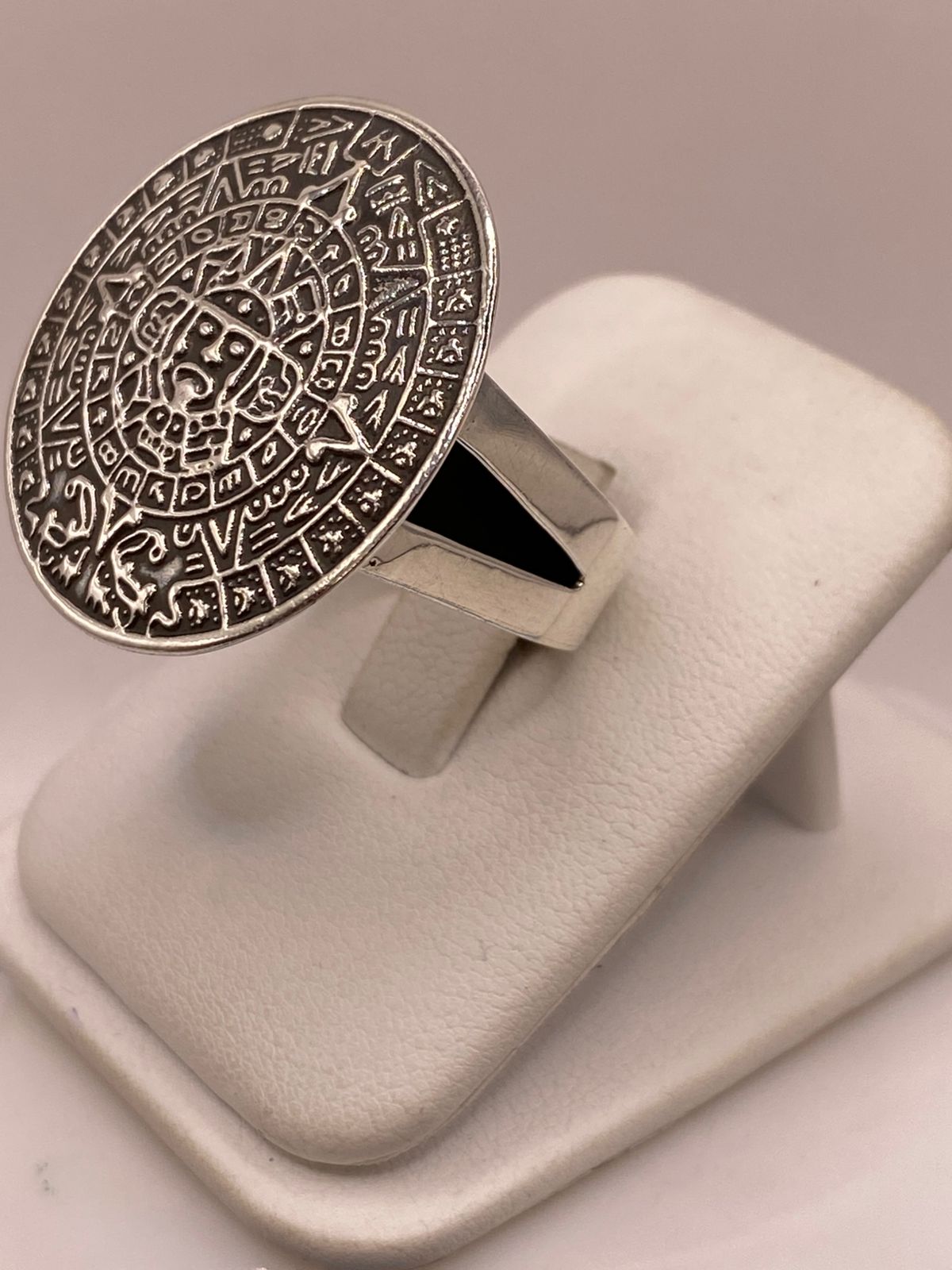 Anillo Artesanal en Plata con Calendario Azteca en Relieve, vista de detalle