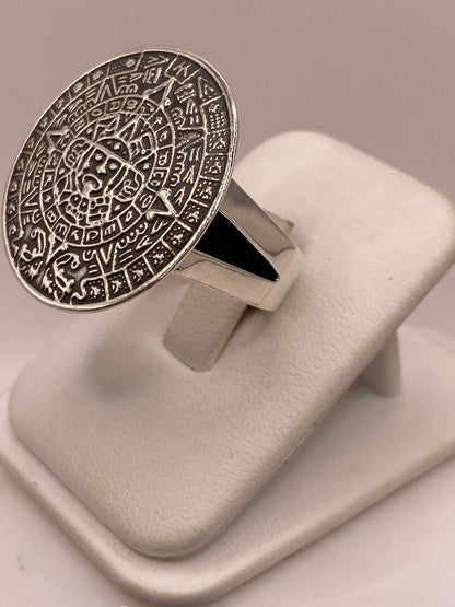 Anillo Artesanal en Plata con Calendario Azteca en Relieve, vista de detalle