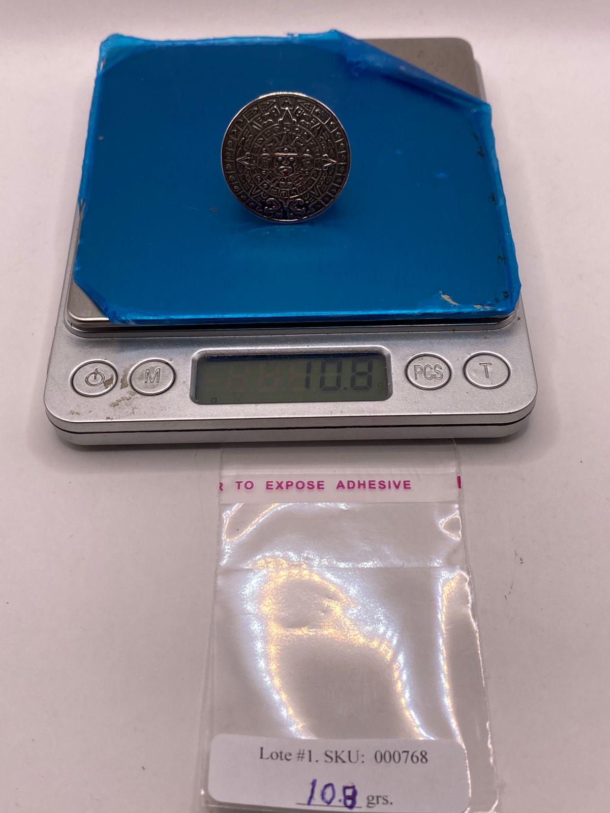 Anillo Artesanal en Plata con Calendario Azteca en Relieve, peso en gramos (báscula)