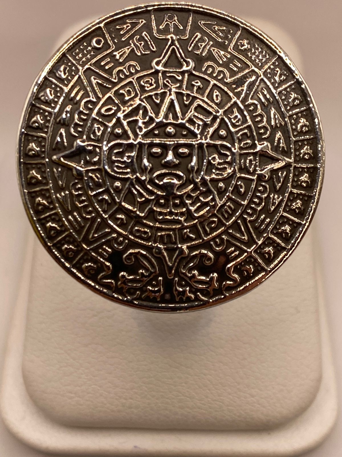 Anillo Artesanal en Plata con Calendario Azteca en Relieve, vista frontal