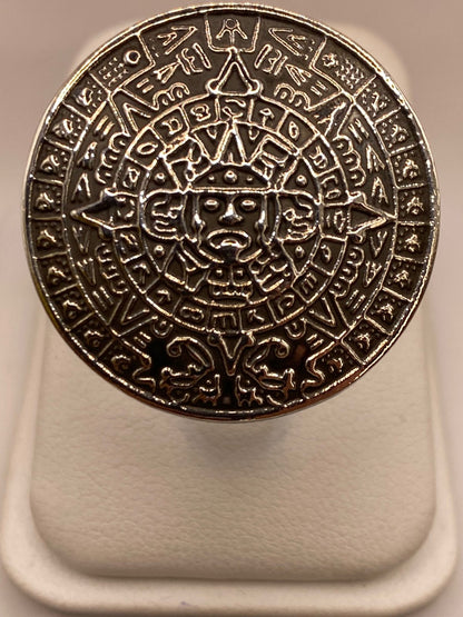 Anillo Artesanal en Plata con Calendario Azteca en Relieve, vista frontal