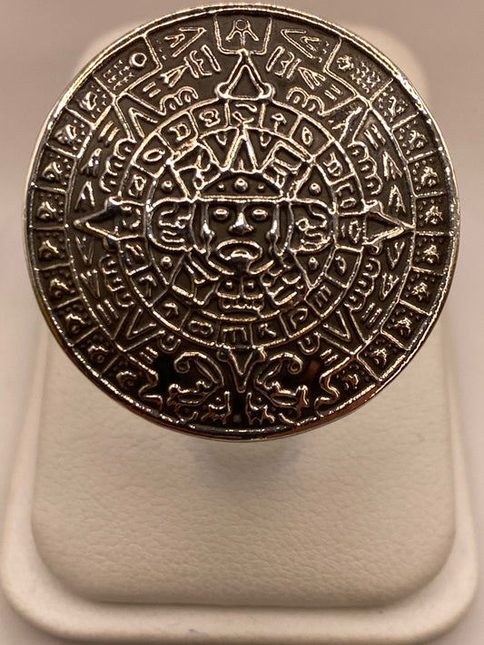 Anillo Artesanal en Plata con Calendario Azteca en Relieve, vista frontal