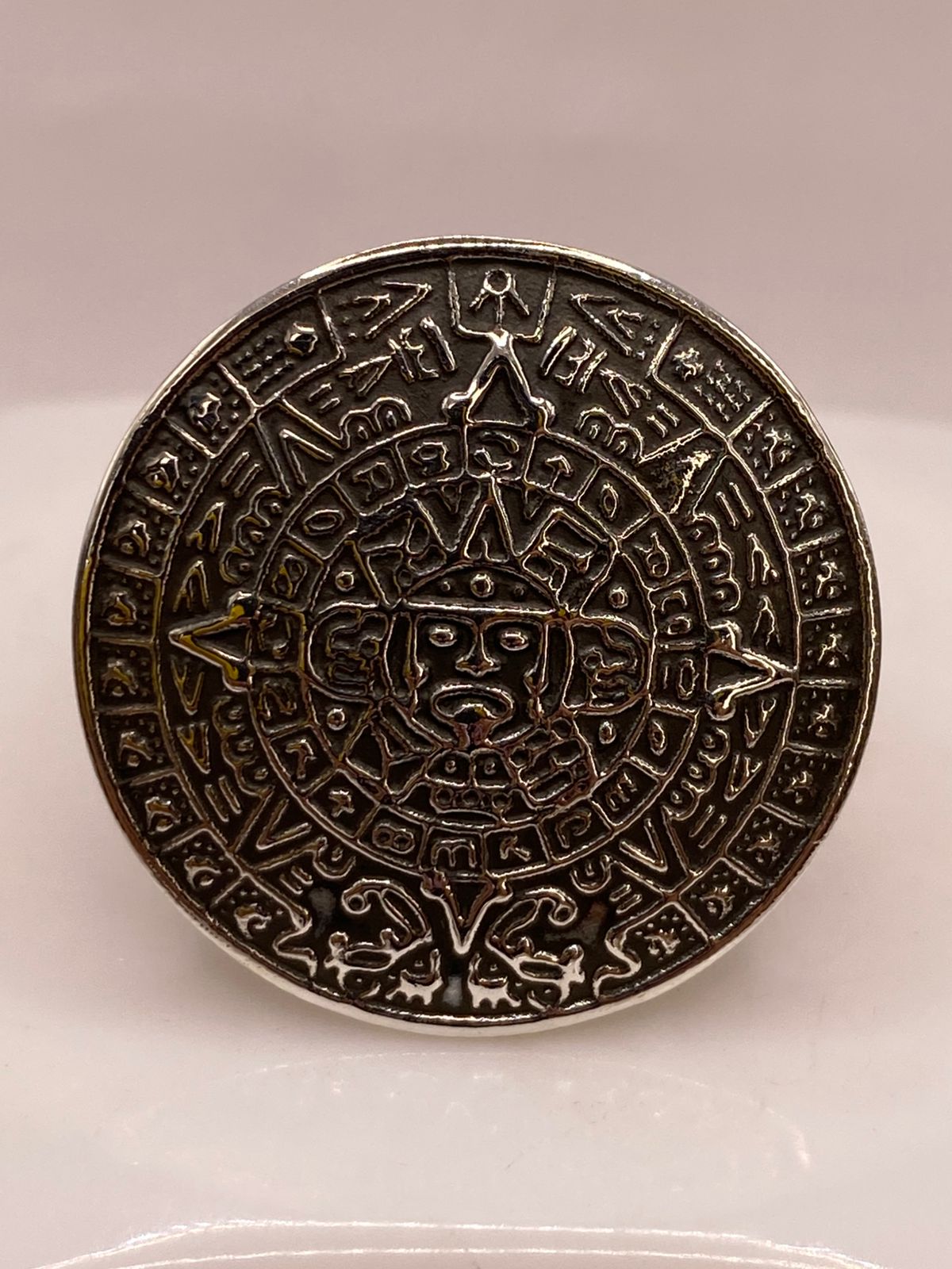 Anillo Artesanal en Plata con Calendario Azteca en Relieve, sello de autenticidad Plata Ley .925