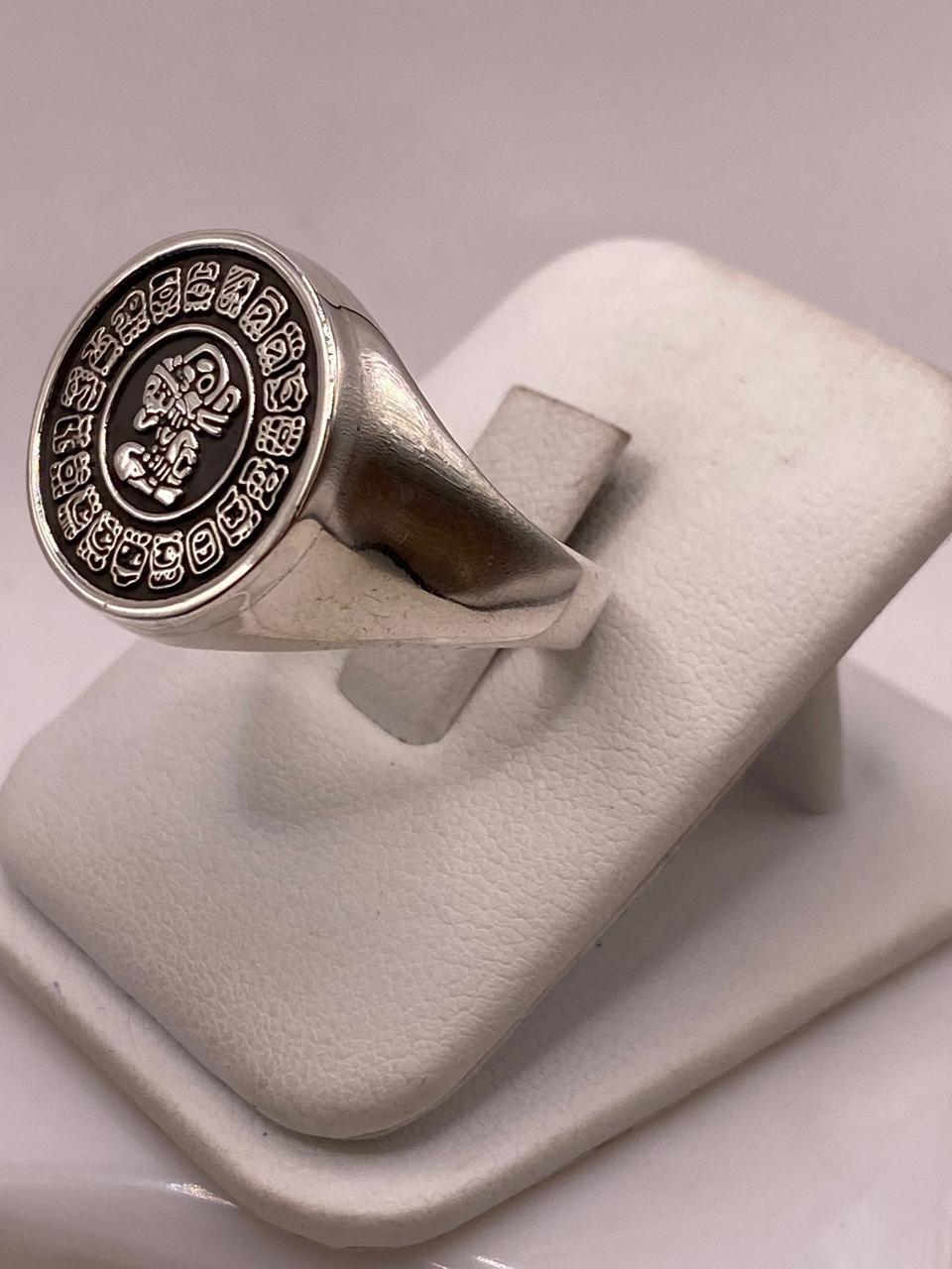 Anillo Artesanal en Plata con Calendario Maya en Relieve, vista frontal