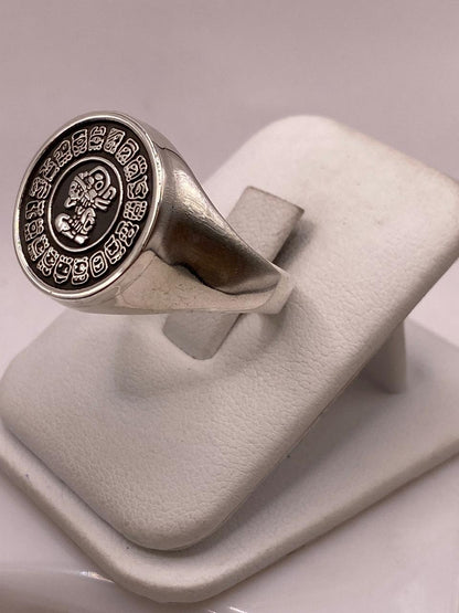 Anillo Artesanal en Plata con Calendario Maya en Relieve, vista frontal