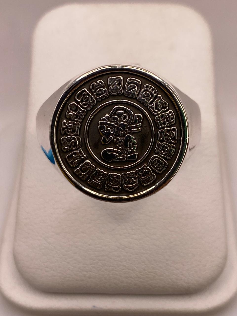 Anillo Artesanal en Plata con Calendario Maya en Relieve, vista lateral