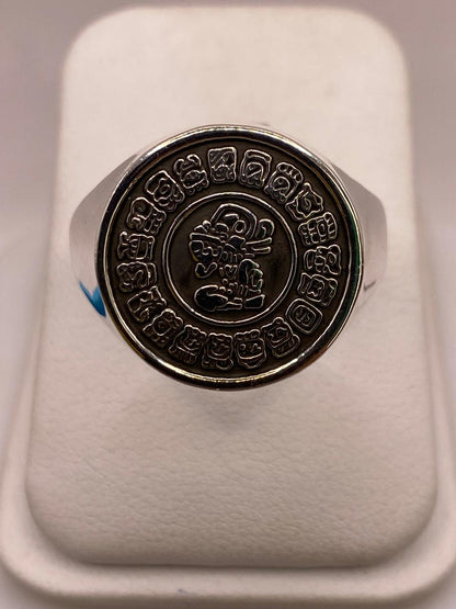 Anillo Artesanal en Plata con Calendario Maya en Relieve, vista lateral