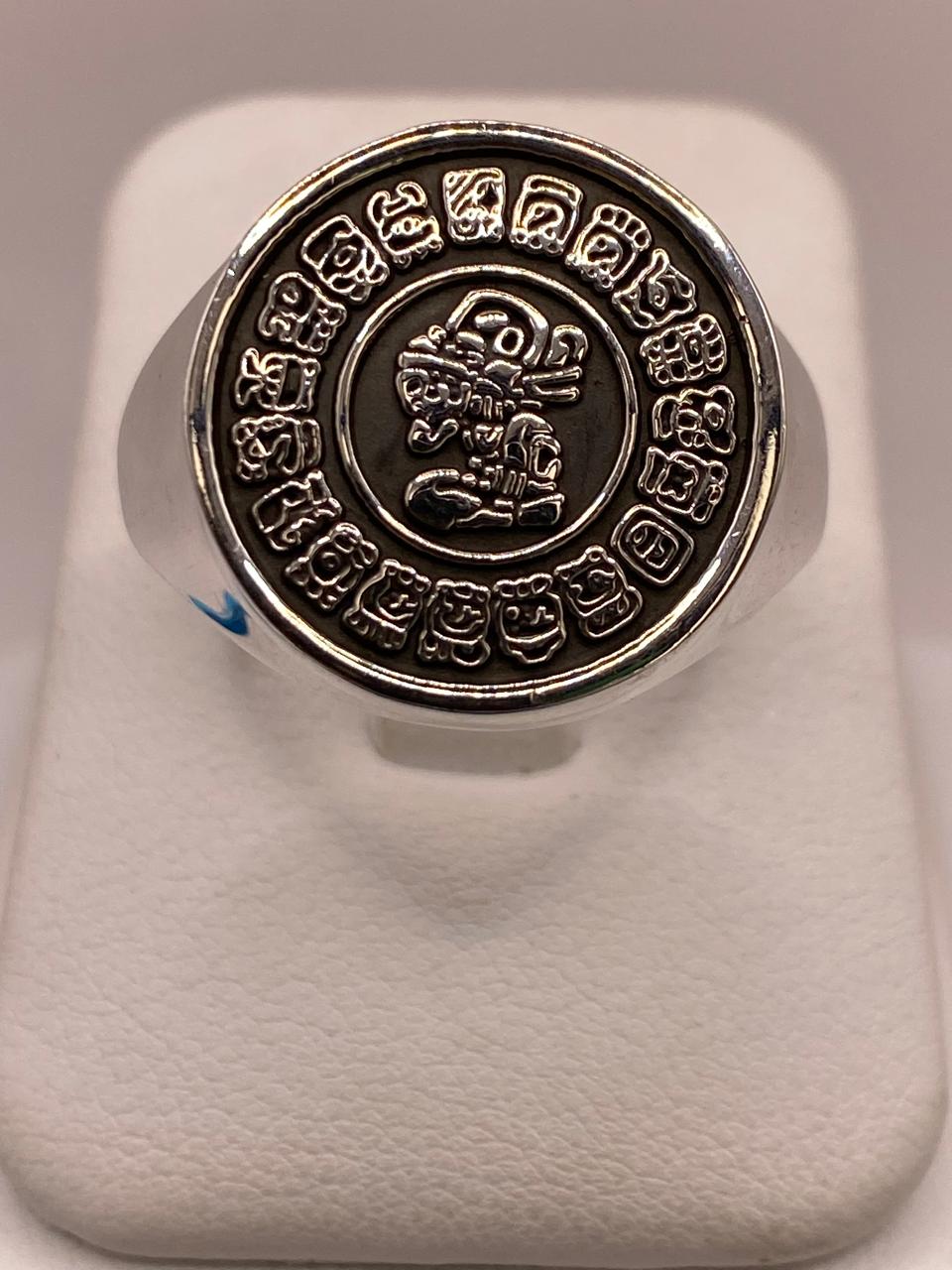 Anillo Artesanal en Plata con Calendario Maya en Relieve en báscula mostrando peso