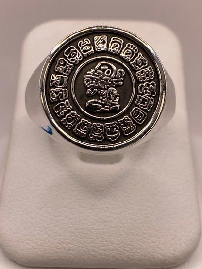 Anillo Artesanal en Plata con Calendario Maya en Relieve en báscula mostrando peso