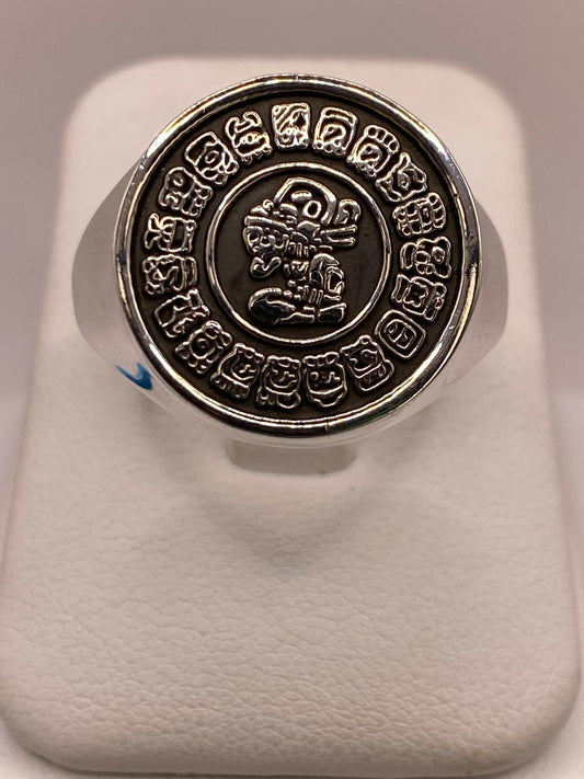Anillo Artesanal en Plata con Calendario Maya en Relieve en báscula mostrando peso