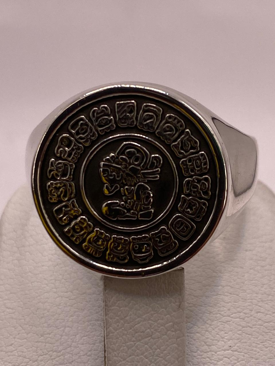 Anillo Artesanal en Plata con Calendario Maya en Relieve, vista de detalle