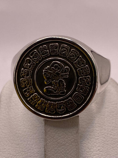 Anillo Artesanal en Plata con Calendario Maya en Relieve, vista de detalle