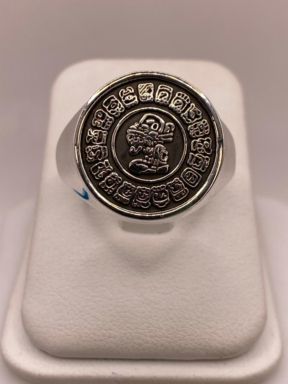 Anillo Artesanal en Plata con Calendario Maya en Relieve, vista superior