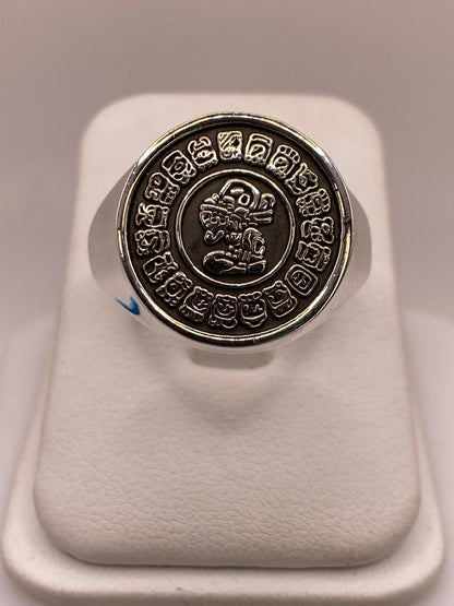 Anillo Artesanal en Plata con Calendario Maya en Relieve, vista superior