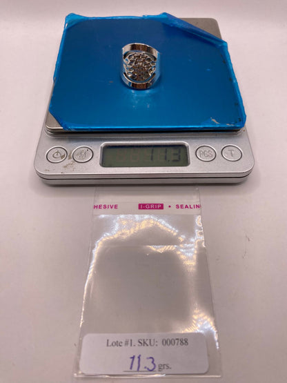 Anillo Artesanal en Plata con Centro Texturizado y Diseño Calado, peso en gramos (báscula)