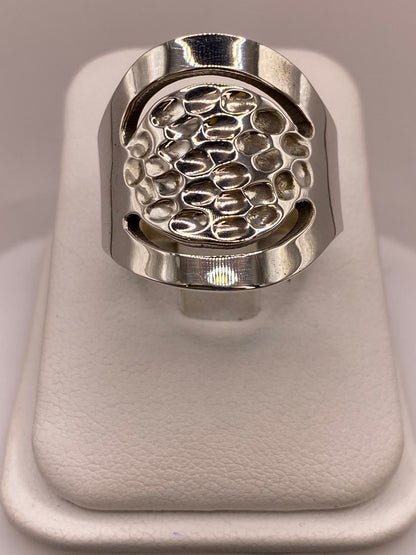 Anillo Artesanal en Plata con Centro Texturizado y Diseño Calado, vista frontal