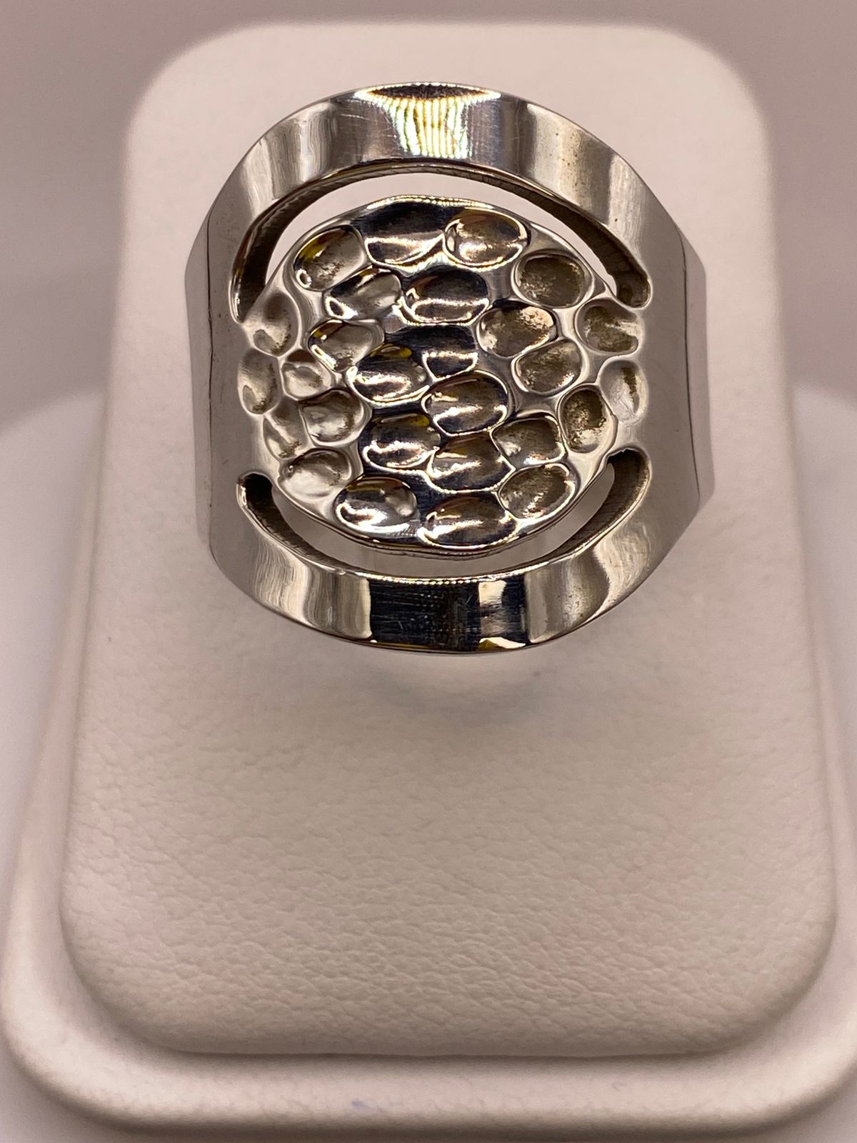 Anillo Artesanal en Plata con Centro Texturizado y Diseño Calado — ángulo diagonal