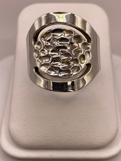 Anillo Artesanal en Plata con Centro Texturizado y Diseño Calado — ángulo diagonal