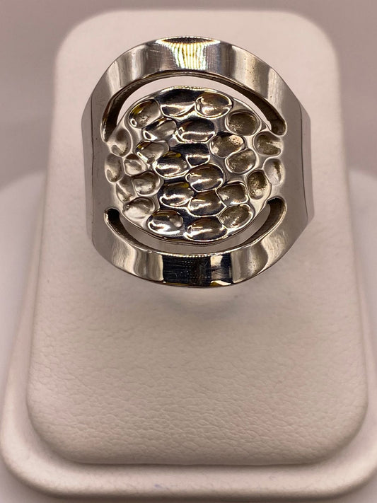 Anillo Artesanal en Plata con Centro Texturizado y Diseño Calado — ángulo diagonal