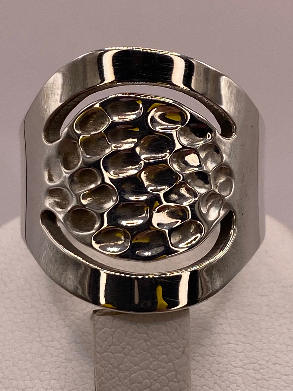 Anillo Artesanal en Plata con Centro Texturizado y Diseño Calado, vista de detalle