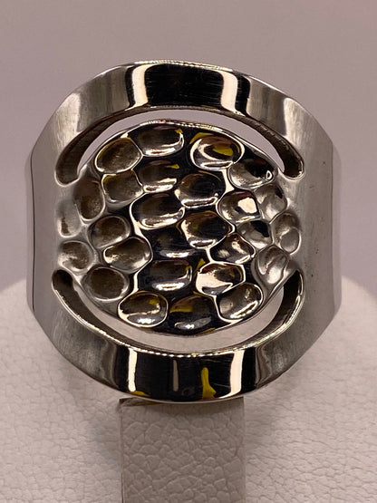 Anillo Artesanal en Plata con Centro Texturizado y Diseño Calado, vista de detalle