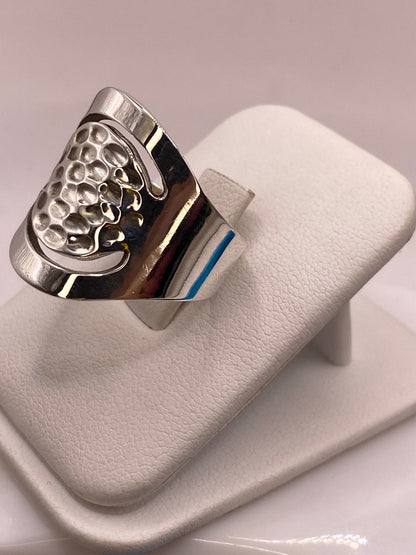 Anillo Artesanal en Plata con Centro Texturizado y Diseño Calado, vista lateral