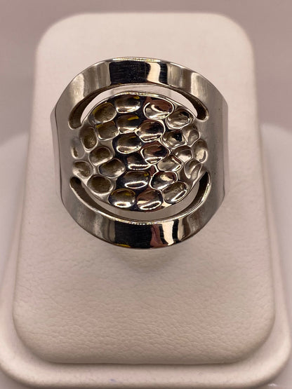 Anillo Artesanal en Plata con Centro Texturizado y Diseño Calado, sello de autenticidad Plata Ley .925