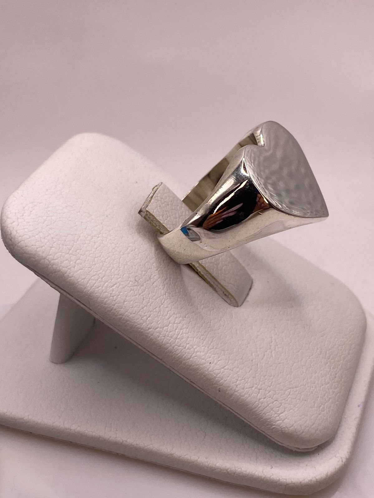 Anillo Artesanal en Plata con Corazón Liso Pulido, vista lateral