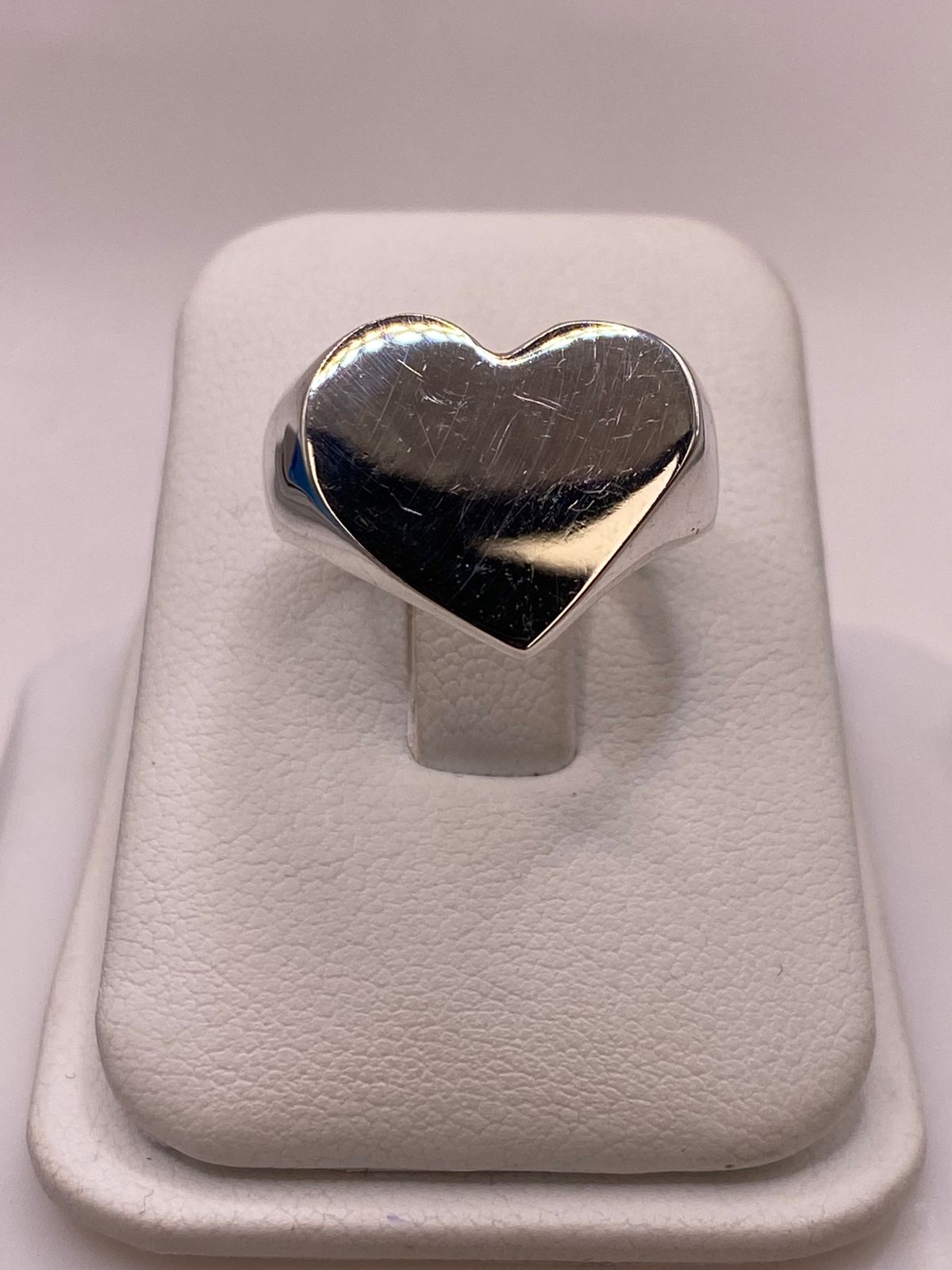 Anillo Artesanal en Plata con Corazón Liso Pulido, vista de detalle