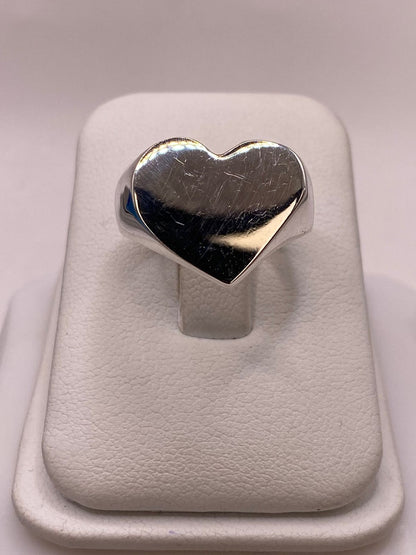 Anillo Artesanal en Plata con Corazón Liso Pulido, vista de detalle