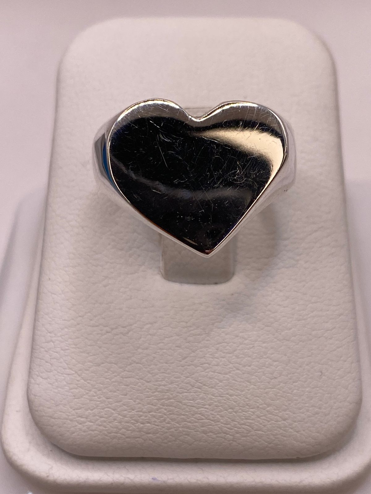 Anillo Artesanal en Plata con Corazón Liso Pulido, vista frontal